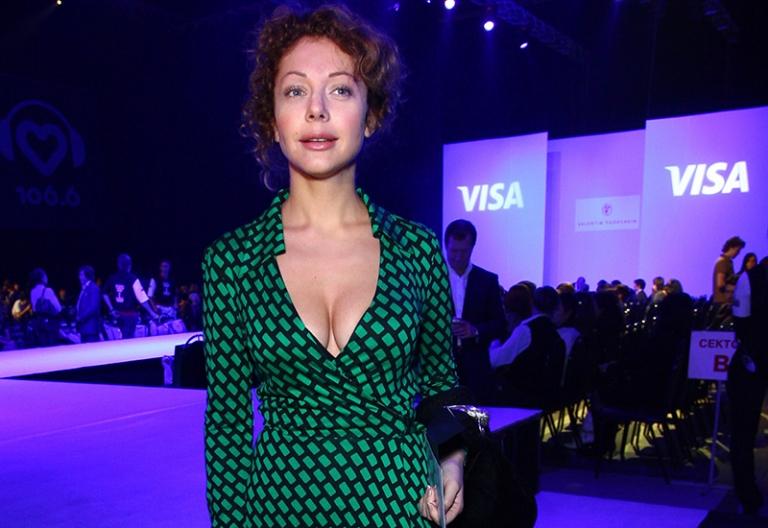 На фото: светский обозреватель газеты &laquo;Известия&raquo; Божена Рынска перед началом показа коллекции модельера Валентина Юдашкина, 2007