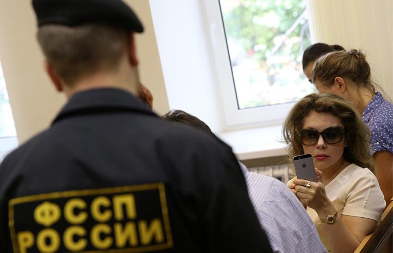 На фото: Божена Рынска (на втором плане), обвиняемая в нанесении побоев и умышленном повреждении имущества журналистов, перед началом предварительного заседания у здания мирового суда участка 367 Москвы, 2014