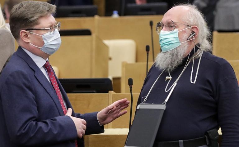 На фото: член комитета Госдумы РФ по труду, социальной политике и делам ветеранов Андрей Исаев и член комитета Госдумы РФ по просвещению Анатолий Вассерман (слева направо) на пленарном заседании Госдумы РФ, 2021