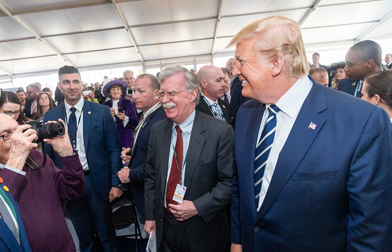 На фото: президент Дональд Трамп вместе с советником Белого дома по национальной безопасности послом Джоном Болтоном принимают участие во встрече с военнослужащими действующей армии США? 2019