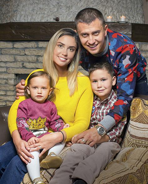 На фото: Агата с мужем и детьми