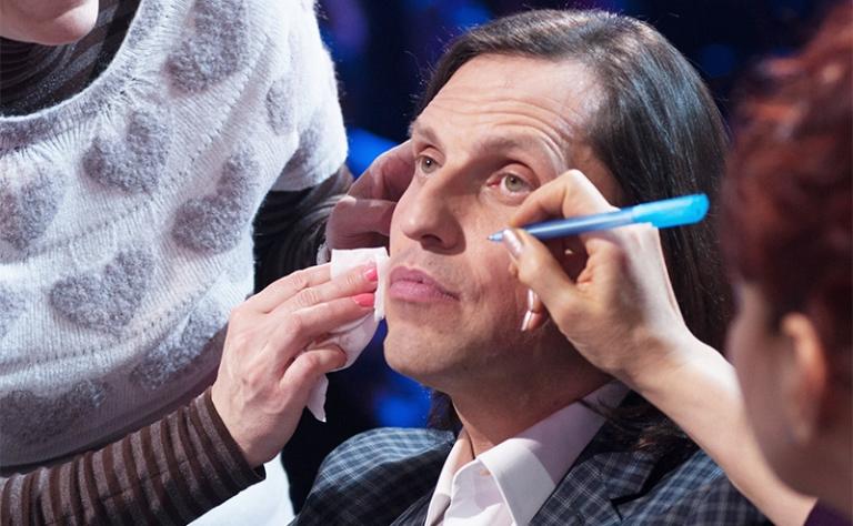 На фото: шоумен Александр Ревва во время съемок передачи "Один в один" на Первом канале