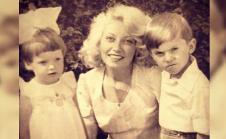 На фото: Александр Ревва в детстве с мамой и сестрой Наташей