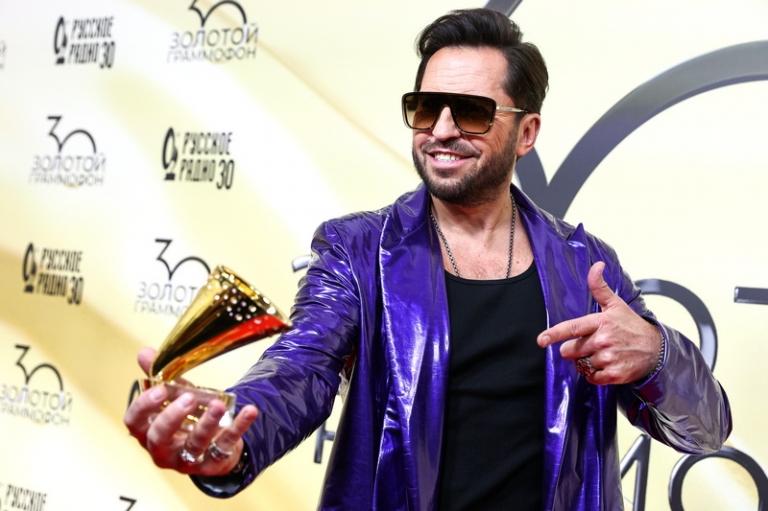 На фото: певец Артур Пирожков (Александр Ревва) во время юбилейной 30-й церемонии вручения Национальной музыкальной премии "Золотой Граммофон" в "ВТБ Арене", Москва, 2025 год.