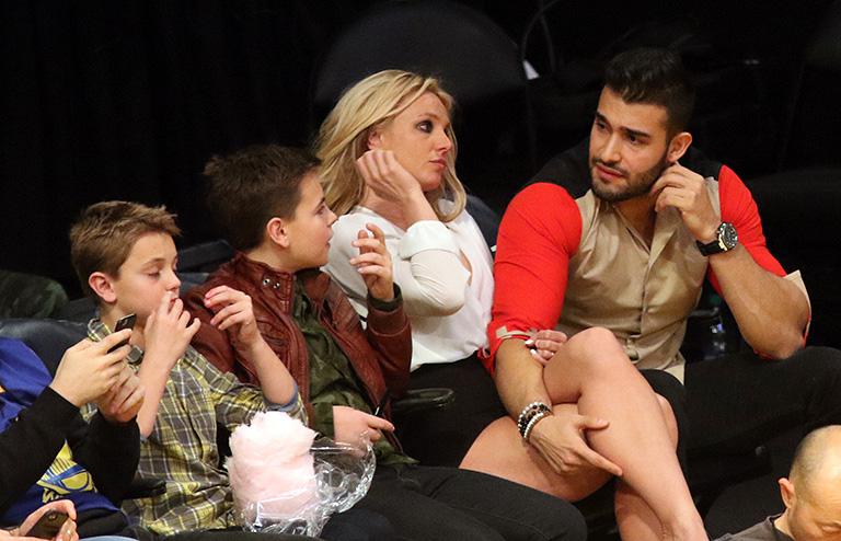 На фото: Бритни Спирс посещает игру "Лос-Анджелес Лейкерс" с "Голден Стэйт Уорриорз" с сыновьями (слева направо) Шоном Федерлайном, Джейденом Джеймсом Федерлайном и бойфрендом Сэмом Асгари, 2017