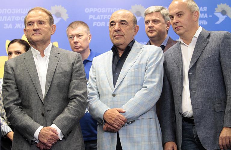 На фото: председатель политического совета и сопредседатель украинской партии "Оппозиционная платформа &ndash; За жизнь" Виктор Медведчук и Вадим Рабинович (слева направо) во время пресс-конференции в штабе партии в день выборов депутатов в Верховную раду, 2019