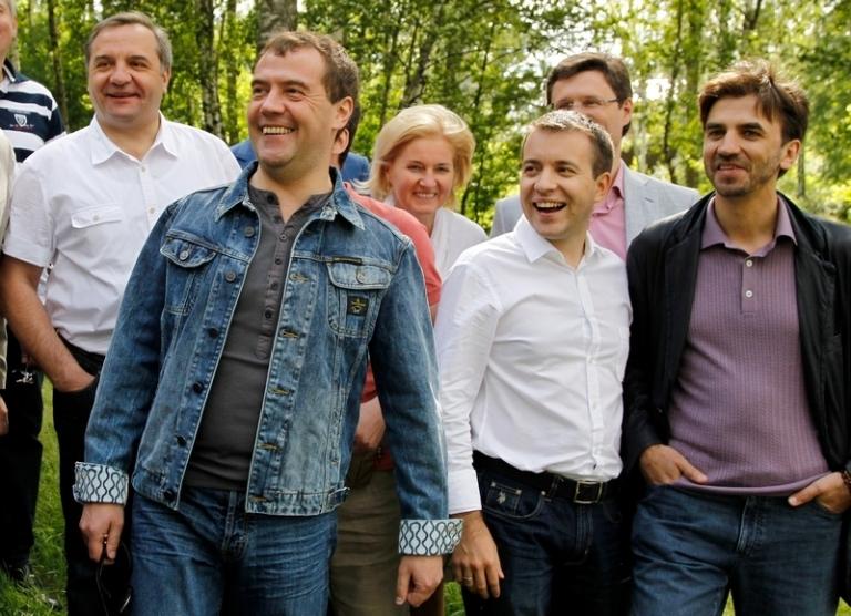 На фото: глава МЧС Владимир Пучков, председатель правительства России Дмитрий Медведев, министр связи и массовых коммуникаций РФ Николай Никифоров, министр РФ по связям с открытым правительством Михаил Абызов (слева направо) и заместитель председателя правительства РФ Ольга Голодец во время неформальной встречи членов правительства РФ, Московская область, 2012 год.