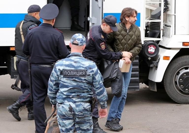 На фото: экс-министр Открытого правительства РФ Михаил Абызов (справа), подозреваемый в мошенничестве на сумму 4 млрд рублей и организации преступного сообщества, перед рассмотрением ходатайства следствия о продлении ареста в Басманном районном суде, Москва, 2019 год.