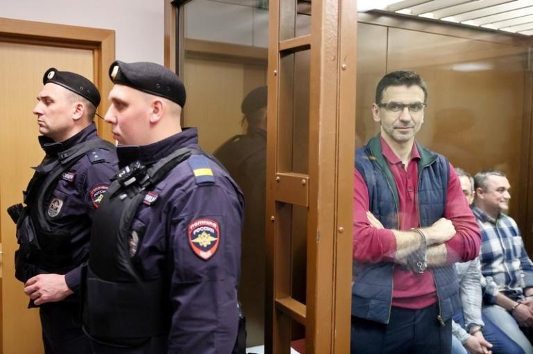 На фото: бывший министр Открытого правительства РФ Михаил Абызов (справа), подозреваемый в мошенничестве на сумму 4 млрд рублей и организации преступного сообщества, во время оглашения приговора в Преображенском районном суде, Москва, 12 декабря 2023 года.