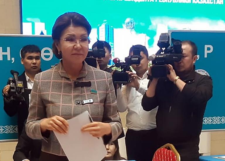 На фото: дочь первого президента Казахстана, председатель Сената Дарига Назарбаева во время голосования на избирательном участке №58 во Дворце школьников на внеочередных выборах президента Казахстана