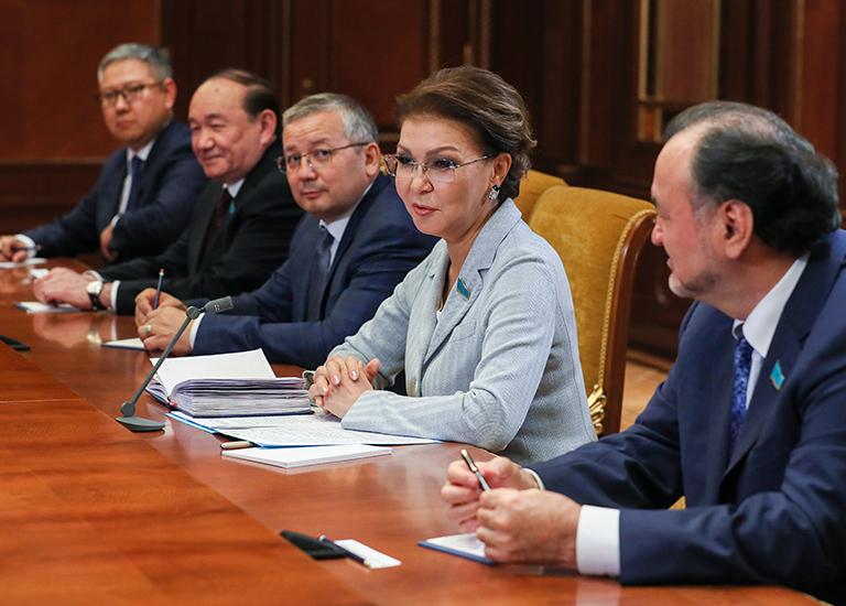 На фото: председатель комитета по международным отношениям, обороне и безопасности Сената парламента Казахстана Мухтар Кул-Мухаммед и председатель Сената парламента Казахстана Дарига Назарбаева (справа налево) во время встречи в резиденции "Горки"