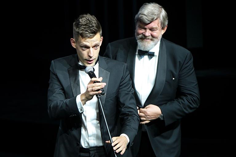 На фото: главный редактор Sports.ru Юрий Дудь, получивший приз в номинации "Лицо с экрана", и журналист, политик и бизнесмен Константин Ремчуков (слева направо) на церемонии вручения премии "Человек года" по версии журнала GQ в "Барвиха Luxury Village", 2017 год