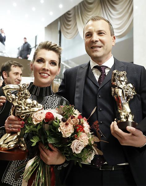 На фото: телеведущие Ольга Скабеева и Евгений Попов, получившие премии в номинации "Ведущий общественно-политического ток-шоу прайм-тайма", после церемонии вручения премии "ТЭФИ - 2017"
