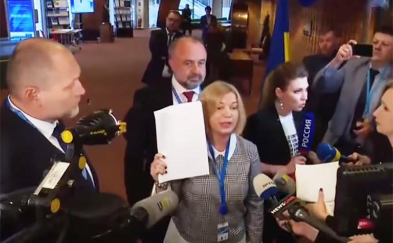 На фото: российскую журналистку Ольгу Скабееву толкнули в стенах Парламентской ассамблеи Совета Европы