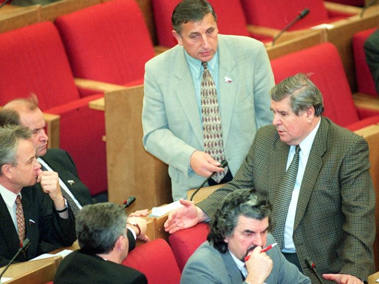 Государственная Дума решила обратиться к президенту РФ и премьеру с просьбой проинформировать о том, что сделано по обещаниям,которые были даны при первом обсуждении проекта федерального бюджета на1998 год. Председатель палаты Геннадий Селезнев заверил депутатов, что соответствующие письма президенту РФ и премьер-министру будут в срочном порядке направлены с тем, чтобы Государственная Дума в сжатые сроки могла получить ответ. Вопрос о бюджете на будущий год решено рассмотреть на внеочередном пленарном заседании в ближайший четверг, 13 ноября. На снимке: депутаты от фракции аграриев. В центре - руководитель аграрной депутатской группы Николай Харитонов, 1997 год