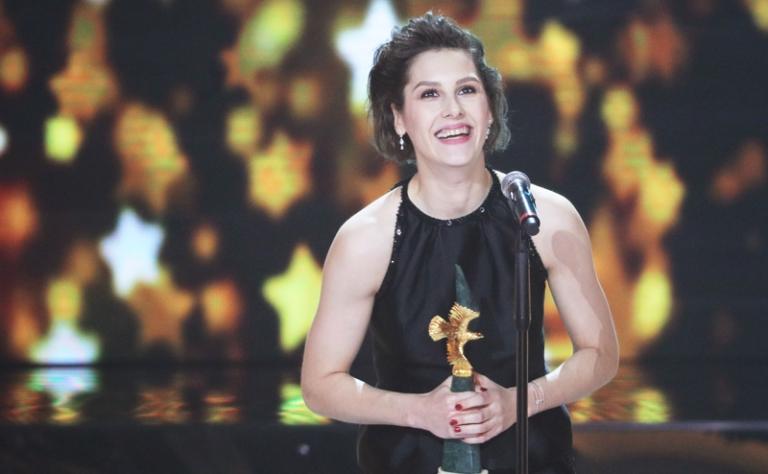 На фото: актриса Ирина Горбачева, победившая в номинации "Лучшая женская роль в кино" (Катя в фильме "Аритмия" Бориса Хлебникова), на церемонии вручения национальной кинопремии России "Золотой орел"