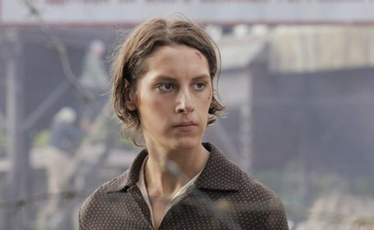 На фото: Ирина Горбачева в роли Ульяны Громовой в сериале &laquo;Молодая гвардия&raquo;