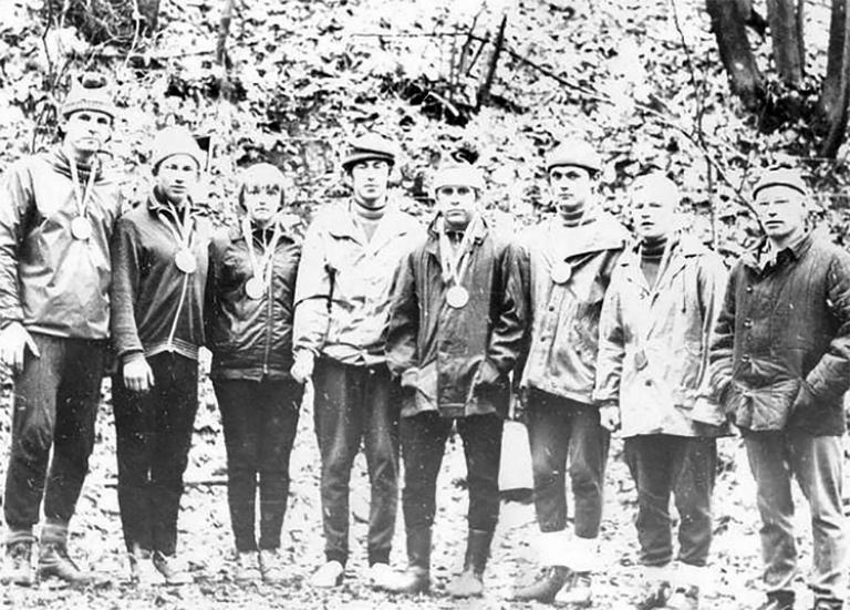 С днём альпинизма всех причастных! Октябрь 1977 года. Овраг Кривой берёзы. Команда разрядников после награждения. На фото (слева направо): Евгений Переверзев, Валерий Рашкин, Елена Корчагина, Валентин Коган, Александр Минаев, Алексей Рыженков, Владимир Филин, Владимир Шаров.