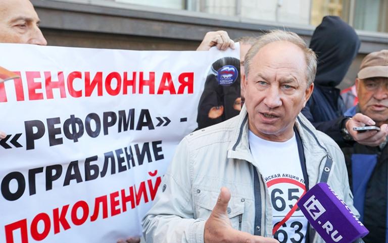 На фото: первый заместитель председателя комитета Госдумы РФ по делам национальностей Валерий Рашкин во время акции против изменения пенсионного законодательства у Госдумы РФ, 2018 год