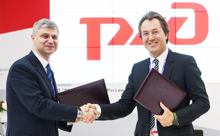 На фото: Руслан Байсаров подписывает договор с Олегом Белозеровым