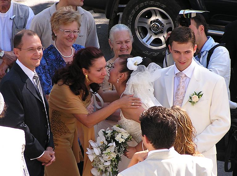 На фото: полномочный представитель президента в Приволжском Федеральном округе Сергей Кириенко и его супруга Мария (слева направо) поздравляют молодоженов ї своего сына Владимира (крайний справа) и его молодую жену Юлию (вторая справа). 2005 год