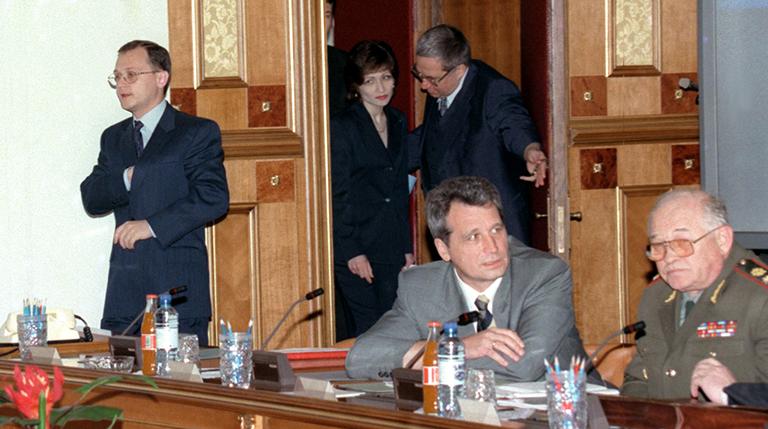 Совместное заседание президиума правительства РФ и правительственной комиссии по военному строительству. На этом заседании рассматривался вопрос о государственном оборонном заказе и мерах по финансовому оздоровлению организации оборонного комплекса. На фото (слева направо): Сергей Кириенко, вице-премьер правительства РФ Олег Сысуев, министр обороны РФ Игорь Сергеев. На втором плане - руководитель секретариата Председателя правительства РФ С.Кириенко Джохан Поллыева (слева) и секретарь Совета Безопасности РФ Андрей Кокошин. 1998 год