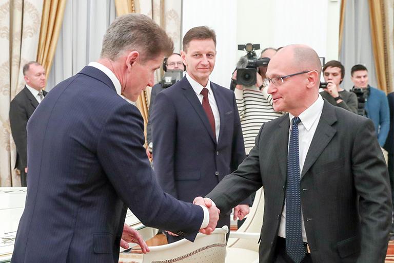 На фото: губернатор Приморского края Олег Кожемяко, губернатор Владимирской области Владимир Сипягин и первый заместитель руководителя администрации президента РФ Сергей Кириенко (слева направо) перед началом встречи с президентом РФ В. Путиным в Кремле. 2018 год