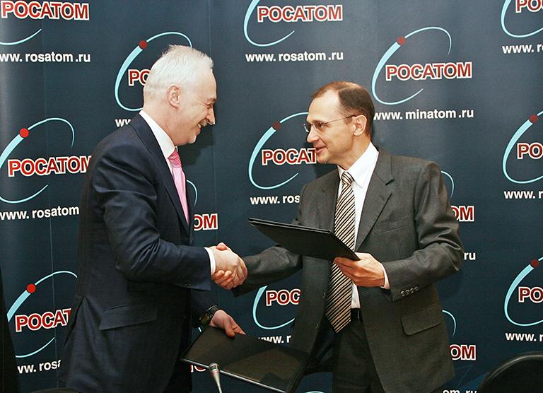 На фото: гендиректор государственной корпорации по нанотехнологиям Леонид Меламед и гендиректор государственной корпорации "Росатом" Сергей Кириенко (слева направо) на церемонии подписания соглашения о сотрудничестве. 2008 год