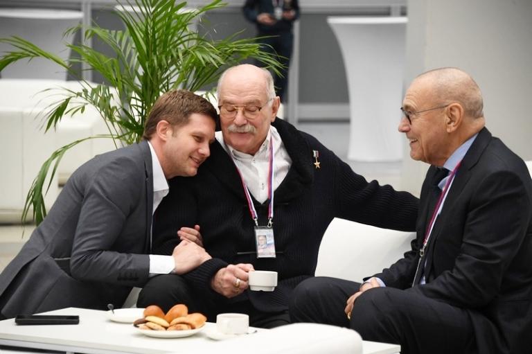 На фото: телеведущий Борис Корчевников, режиссер, председатель правления Союза кинематографистов России Никита Михалков и режиссер Андрей Кончаловский перед встречей президента России В. Путина с доверенными лицами в рамках его предвыборной кампании, 2024 год