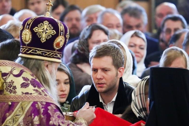 На фото: генеральный директор телеканал "Спас", телеведущий Борис Корчевников во время причащения после литургии в Покровском ставропигиальном женском монастыре в праздник обретения мощей блаженной Матроны Московской, 2020 год