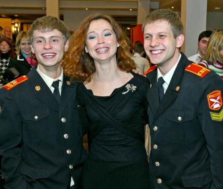 На фото: актёры Александр Головин, Елена Захарова и Борис Корчевников (слева направо) во время презентации нового сезона сериала "Кадетство" на канале СТС в театре "Школа драматического искусства" Анатолия Васильева, 2007 год