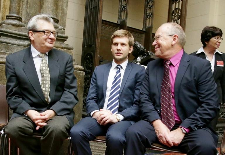 На фото: телеведущие Александр Беляев, Борис Корчевников и Юрий Вяземский (слева направо) на церемонии вручения золотой медали имени Льва Николаева выдающимся деятелям культуры в Итальянском дворике Государственного музея изобразительных искусств имени А.С.Пушкина, 2014 год