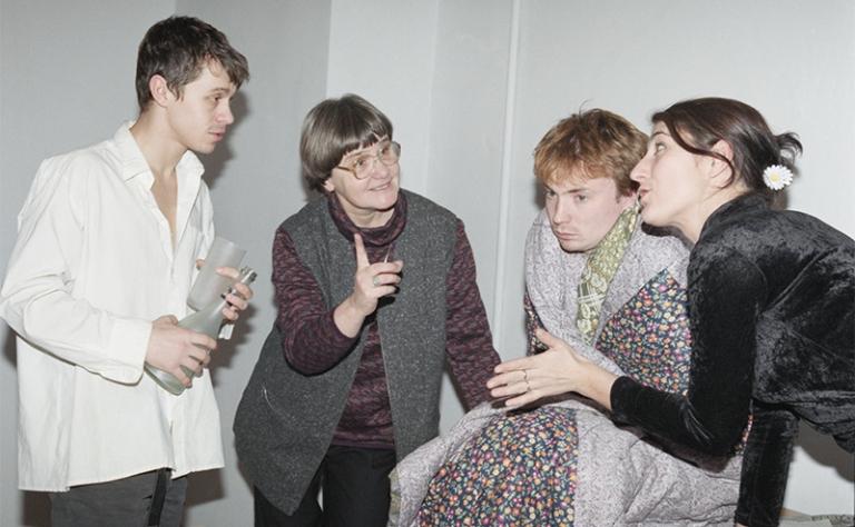 На фото: студенты третьего курса режиссерского факультета (справа налево) Нина Чусова, Роман Пенкин,Павел Деревянко и профессор кафедры режиссуры Наталья Алексеевна Зверева (вторая слева) во время занятий