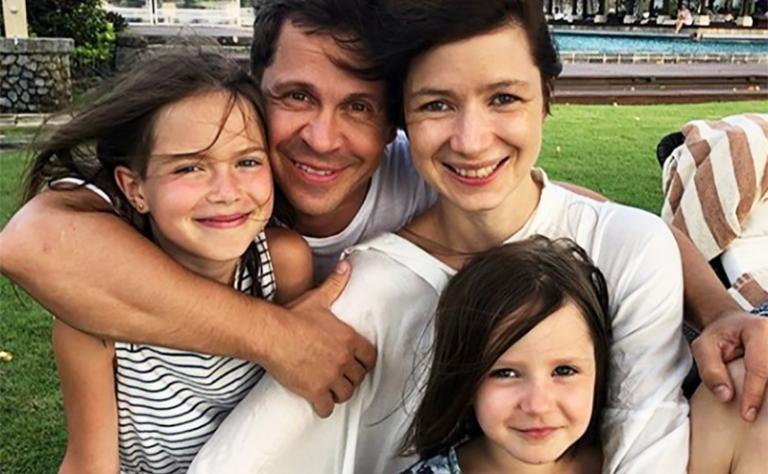 На фото: Павел Деревянко с женой и детьми