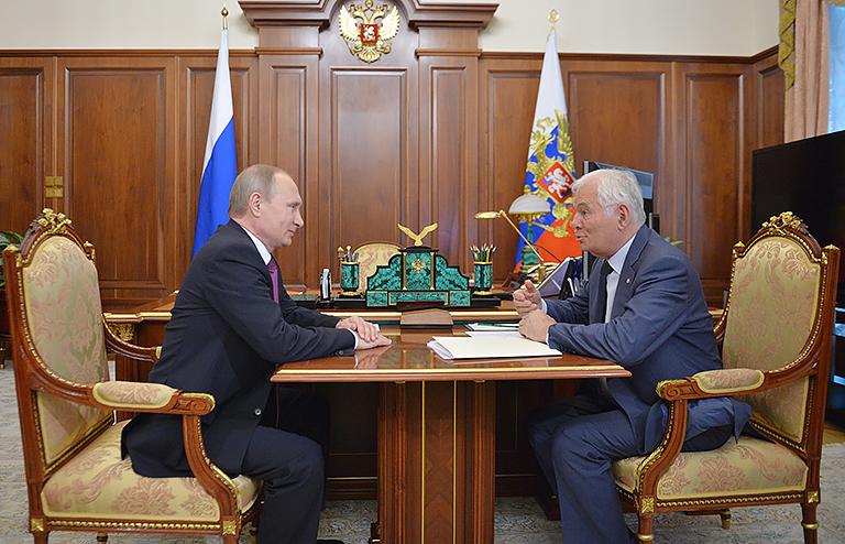 На фото: президент России Владимир Путин и директор НИИ неотложной детской хирургии и травматологии Леонид Рошаль (слева направо) во время встречи в Кремле, 2016