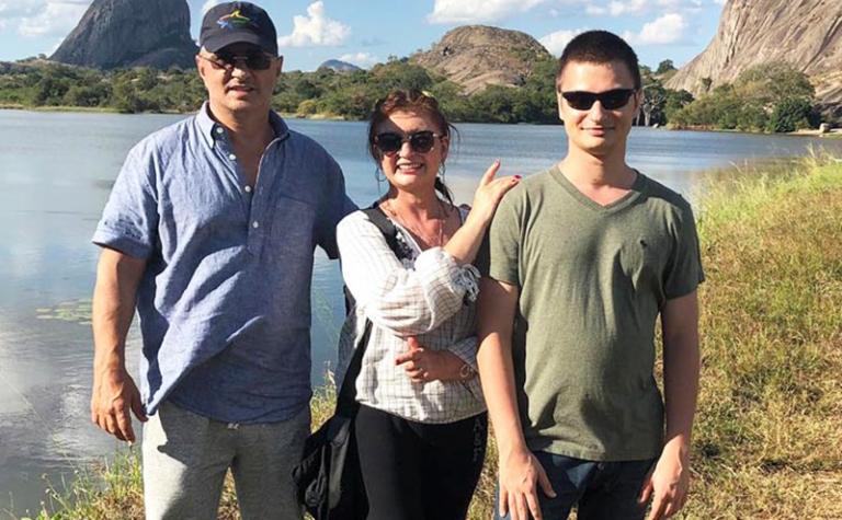 На фото: Александр Мясников с женой и сыном