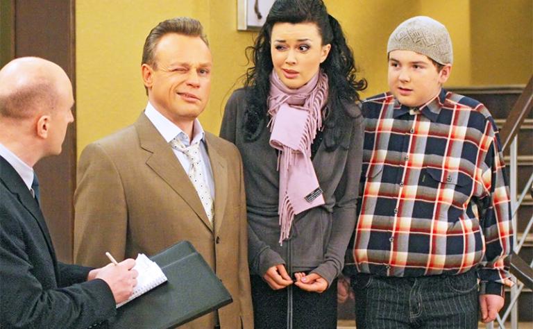 На фото: актеры Павел Сердюк в роли Дениса, Анастасия Заворотнюк в роли Вики и Сергей Жигунов в роли Максима Викторовича (справа налево) на съемочной площадке комедийного телесериала "Моя прекрасная няня"