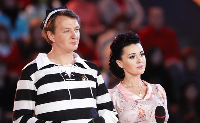 На фото: ведущие шоу "Ледниковый период 2008" Марат Башаров и Анастасия Заворотнюк