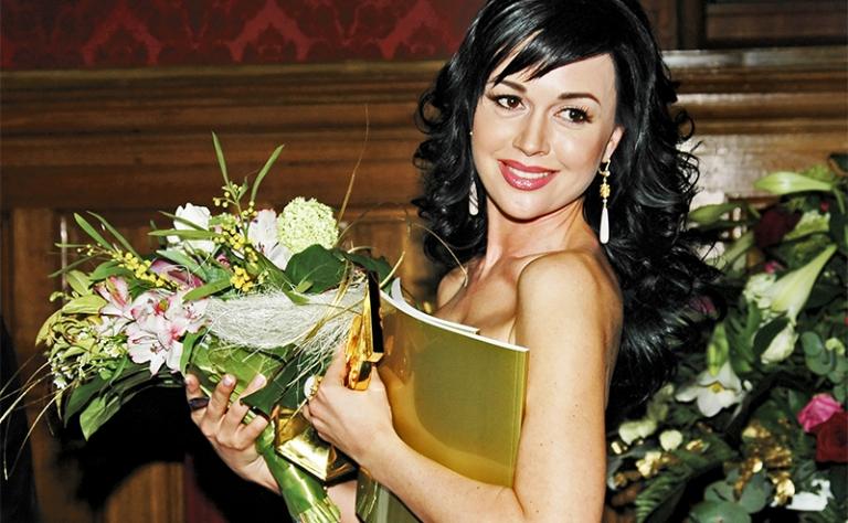 На фото: лауреат премии &laquo;Золотая семерка&raquo; в номинации &laquo;Самая популярная отечественная актриса года&raquo; Анастасия Заворотнюк на церемонии вручения в Центральном доме литераторов