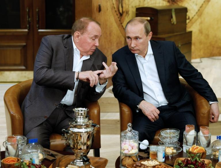  На фото: президент Международного союза КВН Александр Масляков и президент России Владимир Путин (слева направо) во время встречи с организаторами и участниками фестиваля "Голосящий КиВиН" в театре эстрады "Янтарь Холл" в Светлогорске, Калининградская область, 2015 год.