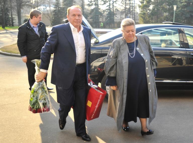 На фото: президент международного союза КВН Александр Масляков с супругой Светланой перед началом празднования 70-летнего юбилея генерального директора ИТАР&ndash;ТАСС Виталия Игнатенко, Москва, 2011 год. 