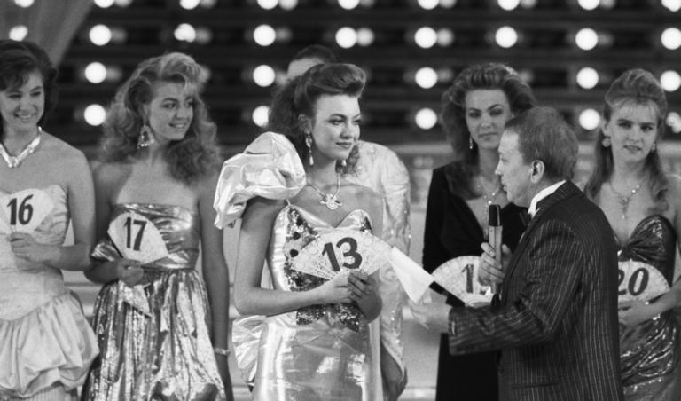 На фото: Александр Масляков во время интервью с 18-летней участницей конкурса "Мисс СССР" из Таллина Эхой Урбсалу, получившей звание "Супермодель-88", Москва. Среди всех финалисток того, самого первого конкурса &laquo;Мисс Эстония&raquo; ей и в самом деле не было равных. За нее очень болела публика. Но корона ей тогда не досталась.