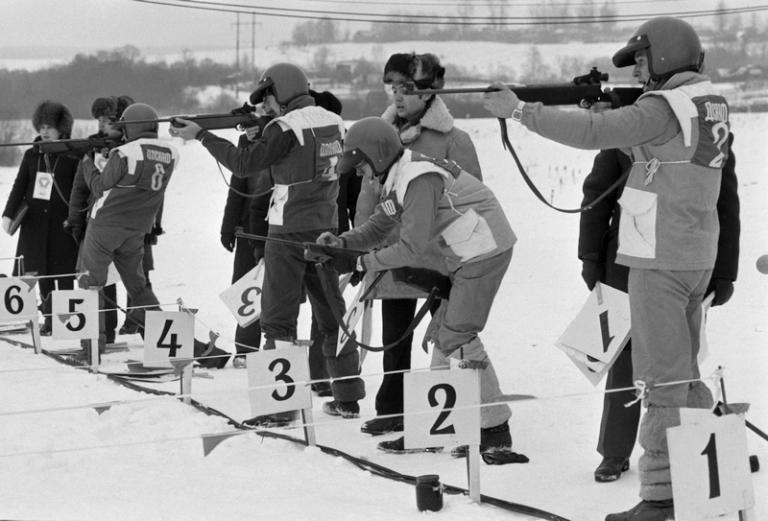 На фото: Александр Масляков - ведущий телепрограммы "Вираж". Один из этапов соревнований - стрельба из малокалиберной винтовки, Москва, 1984 год.