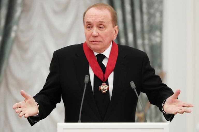 На фото: ведущий, президент Международного союза КВН, глава творческого объединения "АМИК" Александр Масляков, награжденный орденом "За заслуги перед Отечеством" II степени, во время церемонии вручения государственных наград в Кремле, Москва, 2017 год.