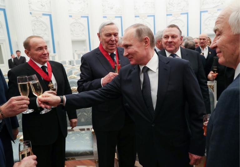 На фото: президент России Владимир Путин (в центре), ведущий, президент Международного союза КВН, глава творческого объединения "АМИК" Александр Масляков, директор Научного центра здоровья детей Александр Баранов, летчик-испытатель первого класса авиахолдинга "Сухой" Валерий Поташов (слева направо на втором плане) после церемонии вручения государственных наград в Кремле, Москва, 2017 год.