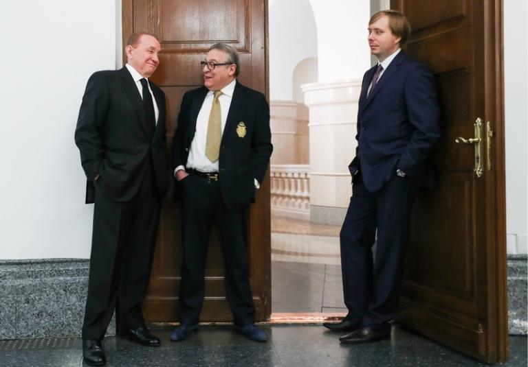 На фото: ведущий, президент Международного союза КВН Александр Масляков, художественный руководитель театра Эстрады Геннадий Хазанов и ведущий премьер-лиги КВН Александр Масляков (слева направо) перед церемонией вручения государственных наград в Кремле, Москва, 2017 год.