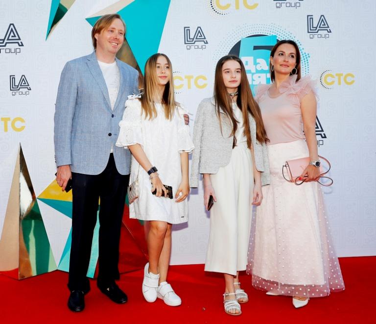 На фото: генеральный директор ООО "ТТО АМИК" Александр Масляков-младший, его дочь Таисия (слева направо) и его супруга Ангелина (справа) на церемонии награждения национальной телевизионной премии "Дай пять!" в Московском дворце молодежи, Москва, 2018 год.