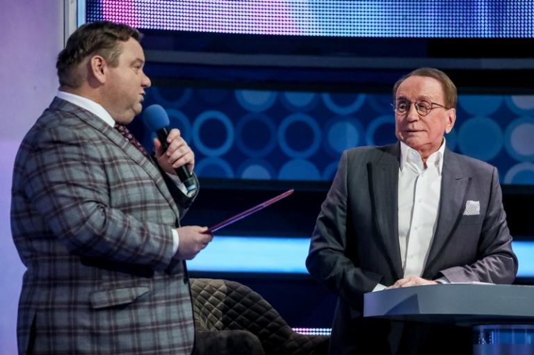 На фото: капитан команды КВН "СОК" Дмитрий Колчин и президент Международного союза КВН, телеведущий Александр Масляков (слева направо) во время юбилейного концерта "День рождения КВН", посвященного 60-летию телепрограммы КВН, в "Крокус Сити Холле" в формате COVID-free, Красногорск, Московская область, 2021 год.