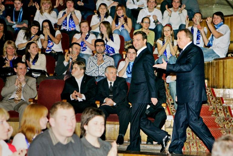 На фото: первый вице-премьер правительства РФ Дмитрий Медведев, телеведущий, президент международного союза КВН Александр Масляков (слева направо) перед началом игры нового сезона высшей лиги КВН, Москва, 2008 год.