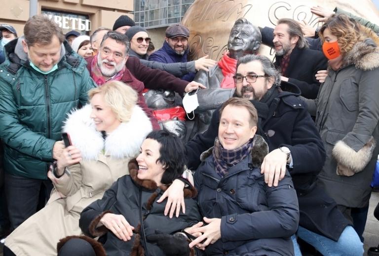 Открытие памятника актеру Олегу Табакову на Малой Сухаревской площади. Памятник, спроектированный Александром Рукавишниковым, известен как «Атом звезды Олега Табакова». На фото: Игорь Золотовицкий, Марина Зудина, Михаил Пореченков, Владимир Машков, Сергей Безруков, Евгений Миронов, Евгений Писарев, Михаил Куснирович, 2020 год.